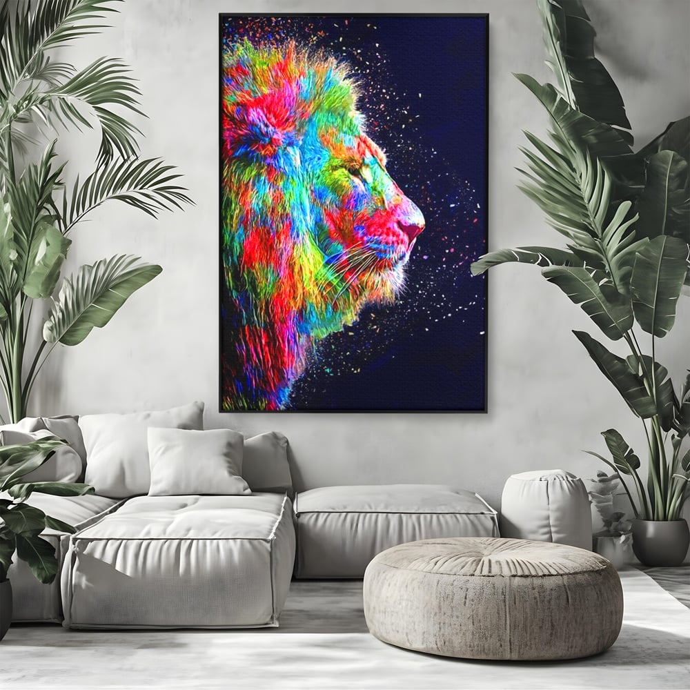 Tablou canvas cu tablou canvas cu profil de leu multicolor, in rama de aluminiu negru, pe perete intr-un living